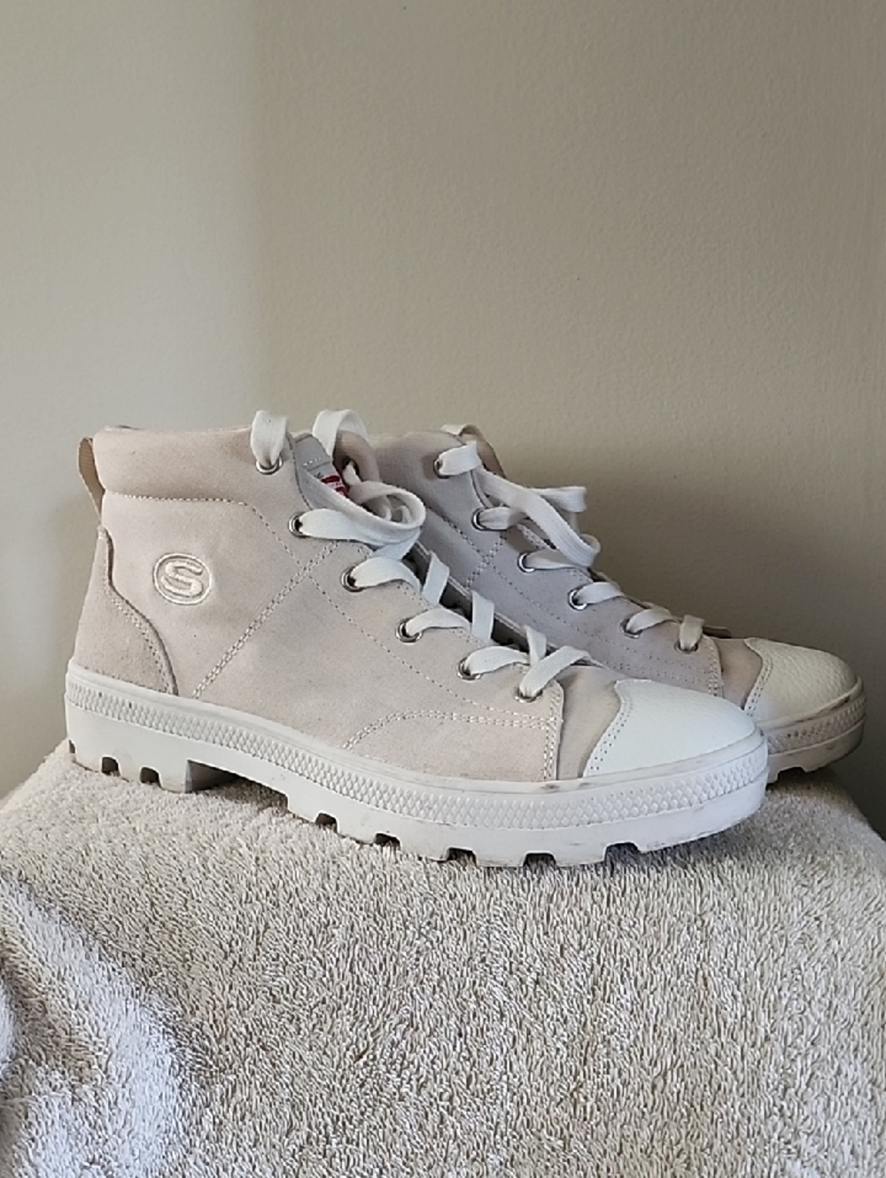 Skechers Women's Light Beige Lace-Up Roadie High-Top Canvas And Leather Tennis